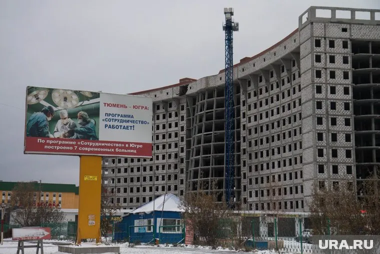 Строители говорят, что контрактные обязательства выполнят и больница будет готова летом следующего года