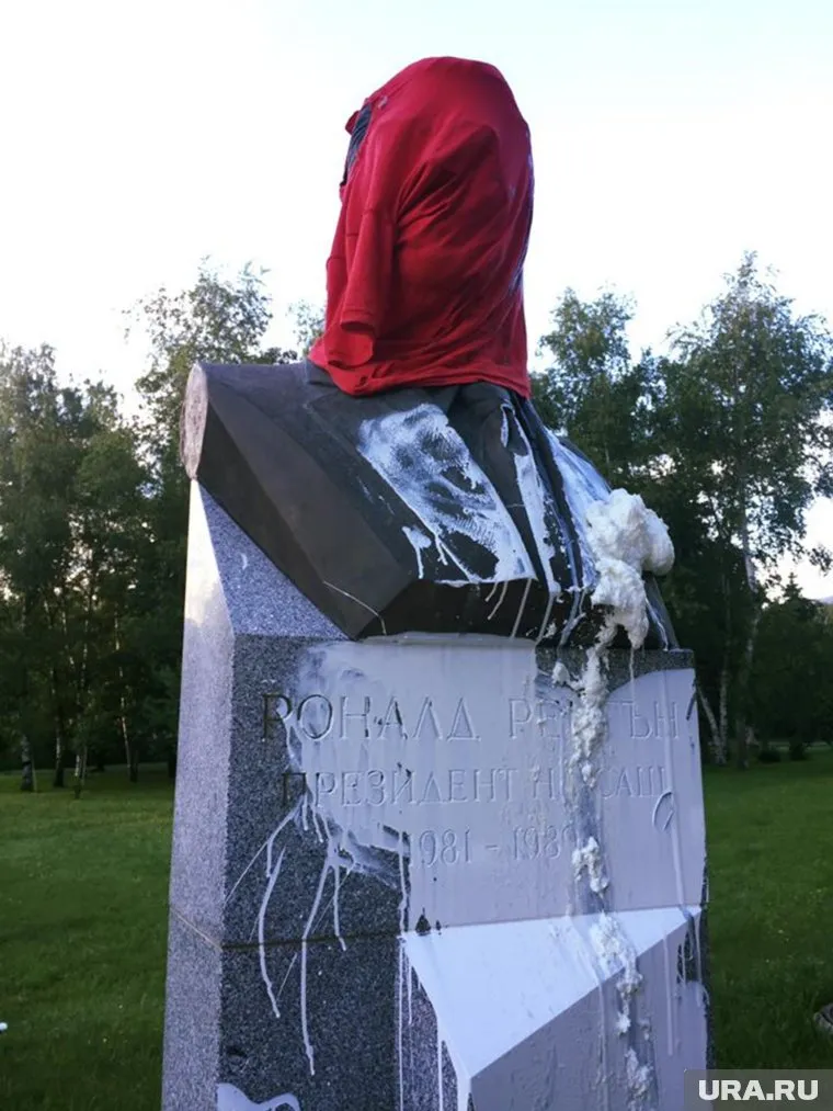 На бюст Рейгана совершено нападение