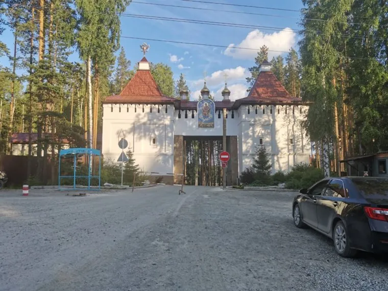 Вход в Среднеуральский женский монастырь Спорительница хлебов