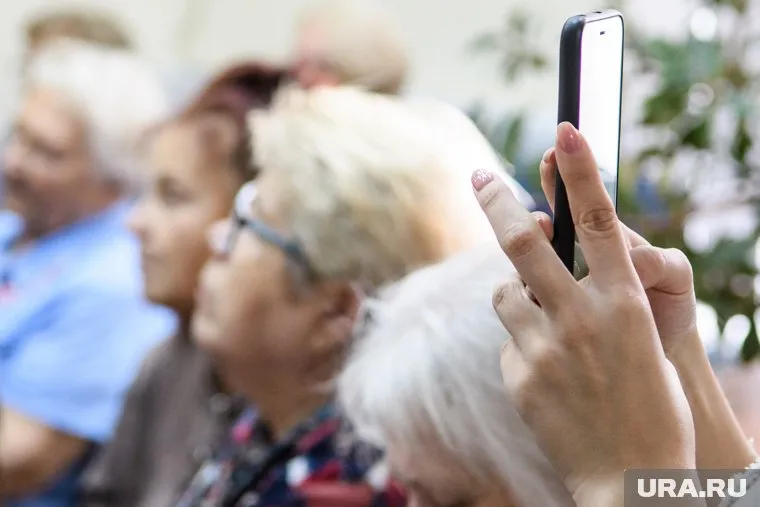 Нужно внимательно относится к устанавливаемым программам и не предоставлять доступ к телефону неизвестным