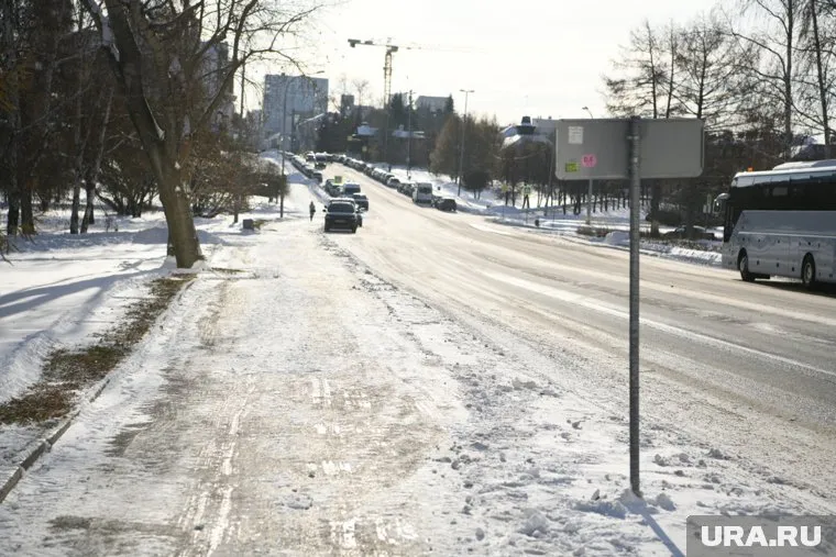 Центральные улицы города почистили за ночь, но на некоторых участках с обочины снег пока не вывезли