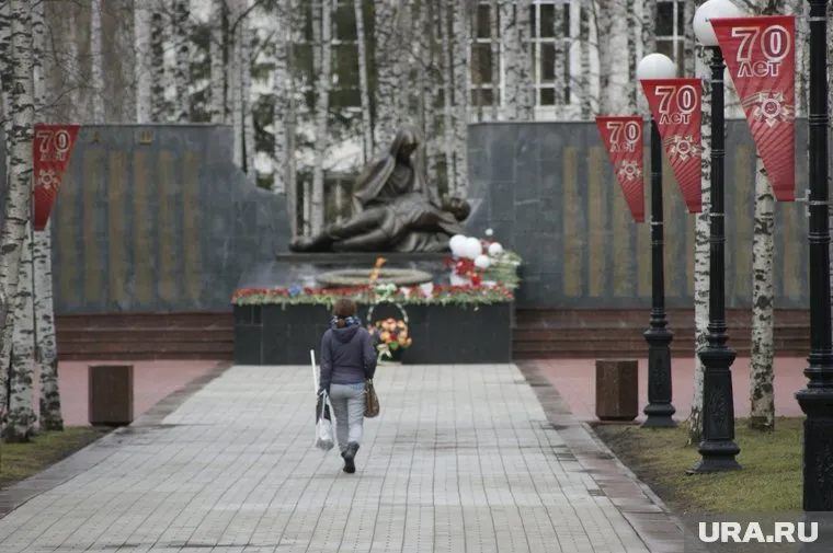 Студентка из Замбии танцевала у Вечного огня в Ханты-Мансийске (архивное фото)