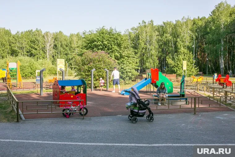 Граждане РФ рискуют быть оштрафованными за оставление личного автомобиля на детской площадке