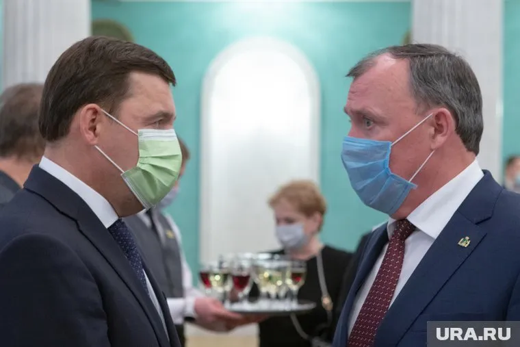 Евгению Куйвашеву (слева) важно показать, что областные власти контролируют политическую ситуацию в главном городе
