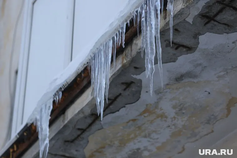 Во всех микрорайонах города можно встретить ледяные глыбы на крышах домов