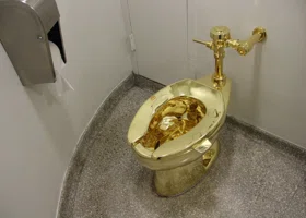 Миллиардер выставил на торги золотой унитаз весом 100 килограммов