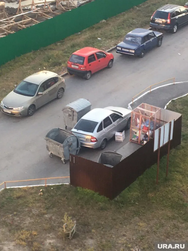 У любителя закрывать проезд к мусорным бакам нашлись сторонники