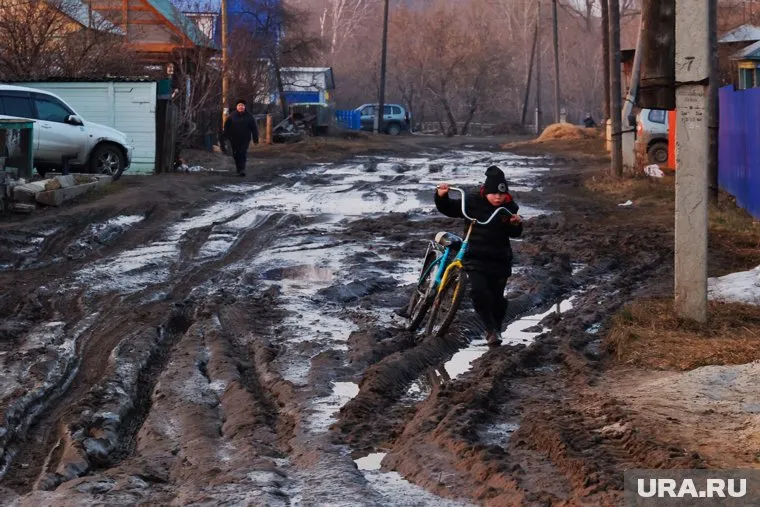 Жители Колесникова жалуются на разрушенную дорогу к кладбищу (архивное фото)