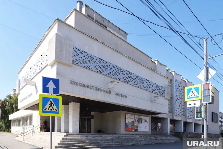 Сейчас скульптуру кота с крыльца художественного музея убрали