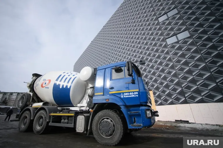 Водитель бетономешалки не смог соблюдать безопасную дистанцию  