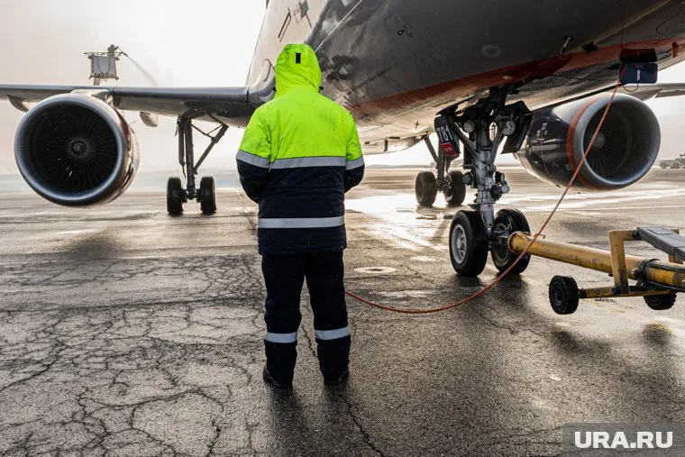 Вылет самолета задерживается почти на 16 часов