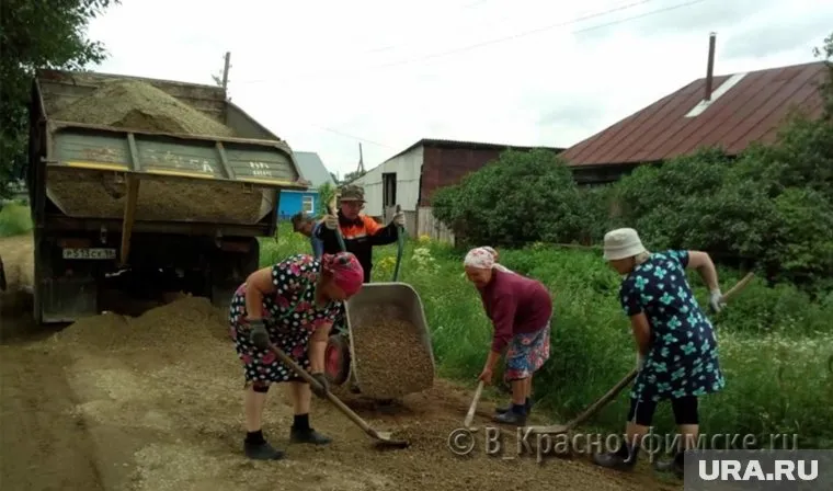 Бабушки скинулись на машину щебня