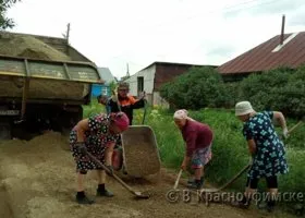 На Урале бабушки сами отремонтировали дорогу