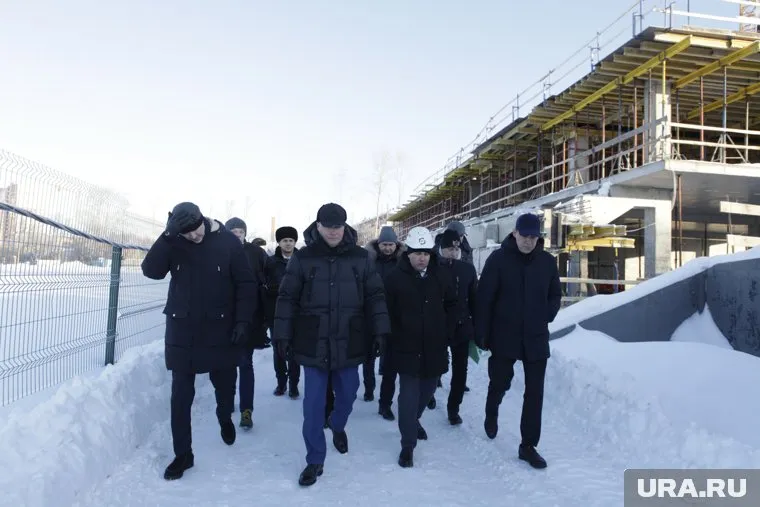 Визит Евгения Куйвашева (справа) на стройку скрыли от СМИ