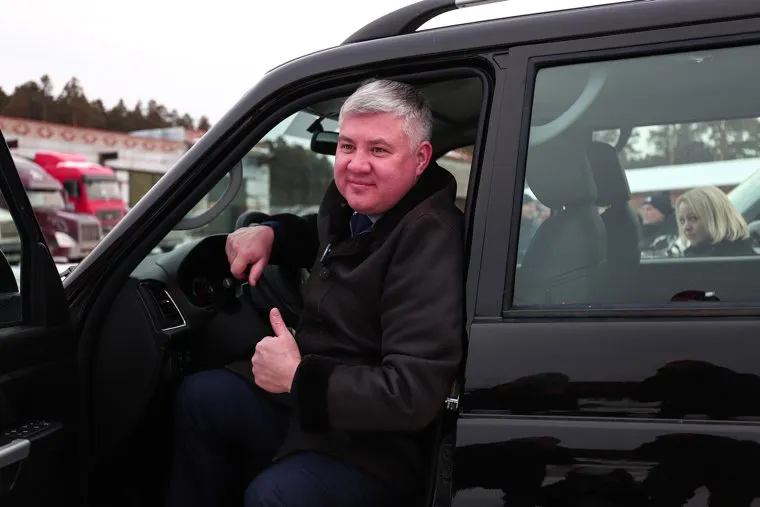 Вручение сотрудникам Уральской авиабазы ключей от автомобилей, приобретенных для организации тушения пожаров в лесах региона. Сысерть