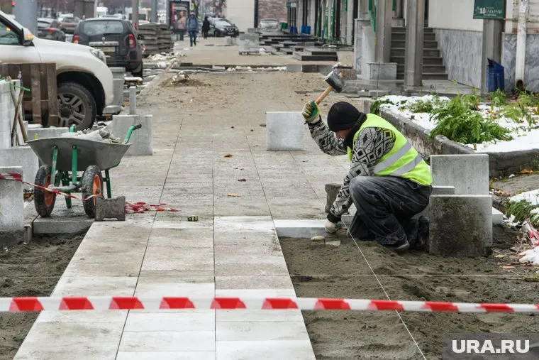 Рабочие торопятся завершить работы, чтобы не пострадать от штрафных санкций