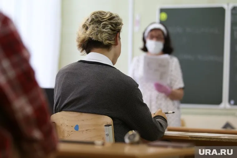 Школьникам запретят использовать телефоны для учебы из-за малых размеров экрана