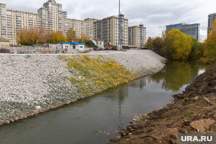 Строители должны будут восстановить береговую линию и русло Исети