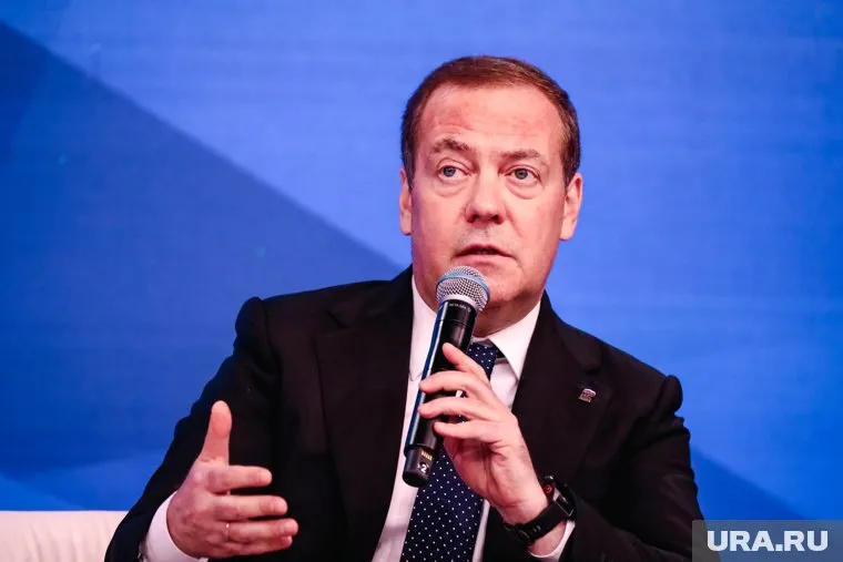 Медведев сделал заявление во время визита на «Уралвагонзавод»