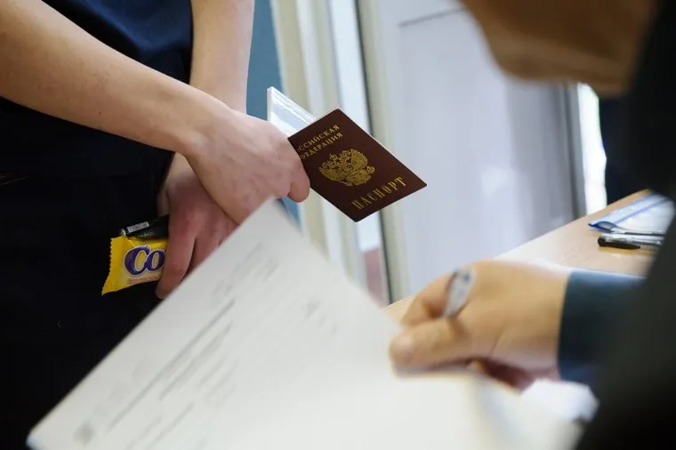 Выпускники 11-ых классов сдают ЕГЭ по географии и информатике в языковом Лицее №2. Екатеринбург, проверка документов, паспорт гражданина рф