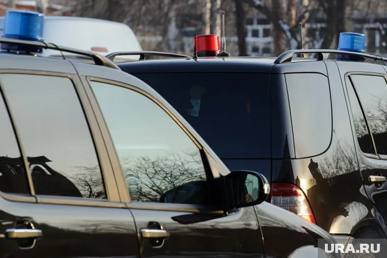 Машины силовиков пострадали во время падения бетонной плиты в центре Москвы
