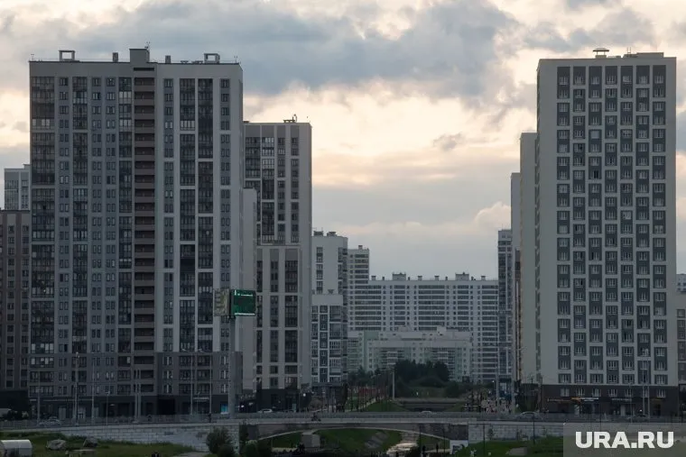 Сумма в 12 млн рублей недостаточна для двухкомнатной квартиры в Москве, заявил Ахальцев