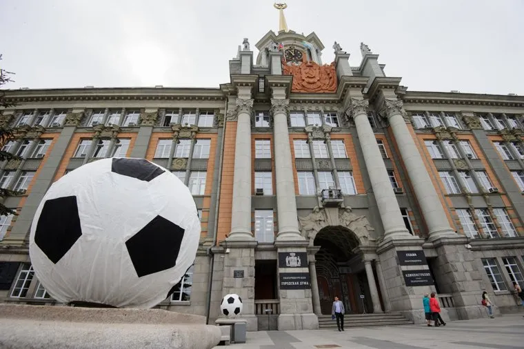 Футбольные мячи у администрации Екатеринбурга, администрация екатеринбурга, чм2018, футбольный мяч, город екатеринбург