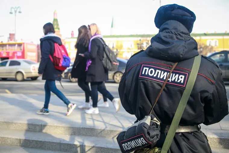 Вечер памяти жертв теракта в Питере, Манежная площадь. Москва, полицейский, девушки, весна