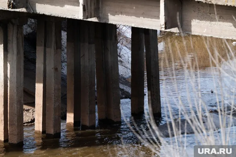 В Оренбургской области смыло течением железобетонный мост