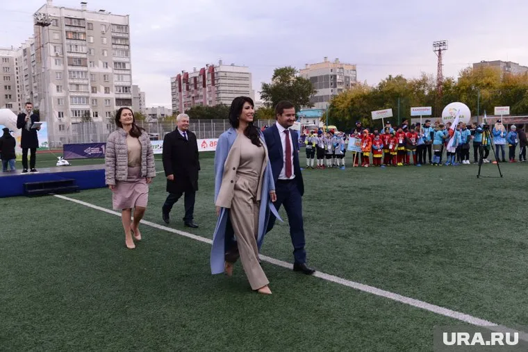 Ирина Текслер (в центре) посетила детский футбольный турнир