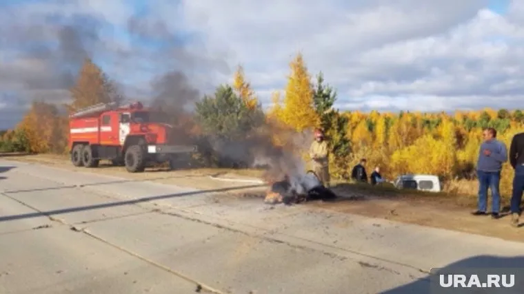 После столкновения автомобиль сотрудника ГИБДД оказался в кювете