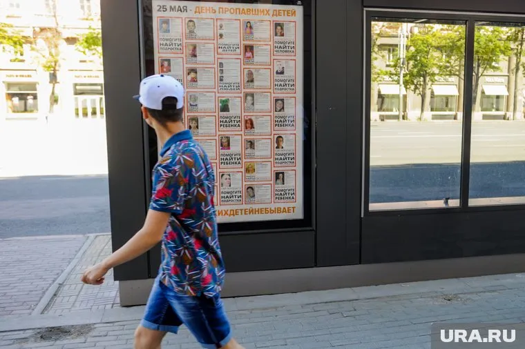 Юлия Бушманова была одета в серо-синюю куртку и розовые штаны