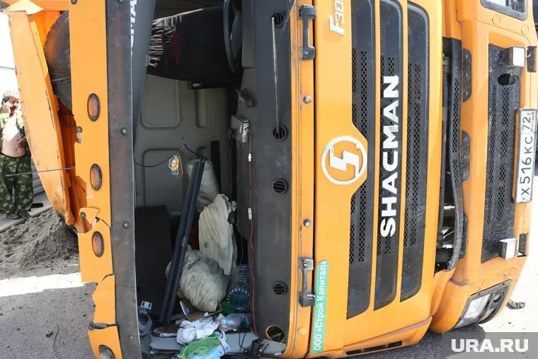 В Тазовском перевернулся грузовик