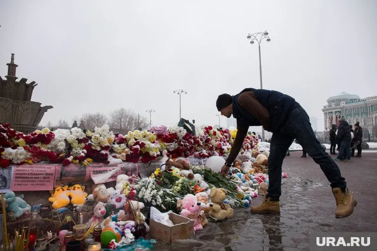 По многим городам прошли стихийные митинги в память о погибших