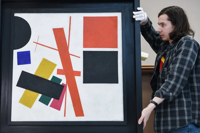 Распаковка картин в музее ИЗО после выставки в Сеуле. Екатеринбург 