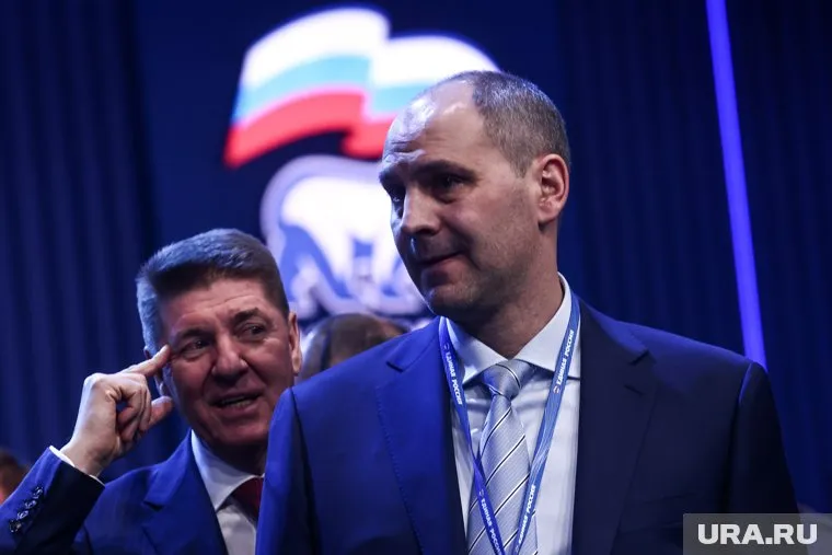 Денис Паслер с половиной свердловского правительства знаком