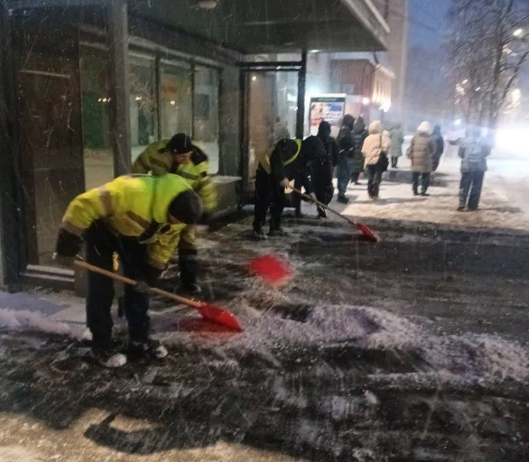 Рабочие убирали город всю ночь 