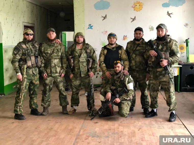 На фотографии — Адам Эскерхенов (третий слева) с сослуживцами