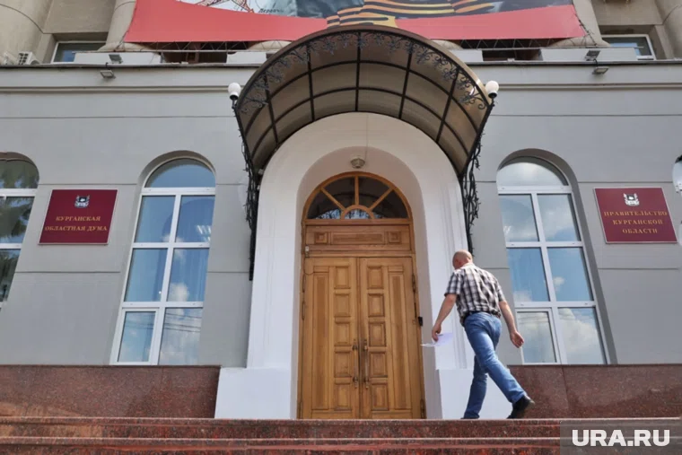 Два курганских замгубернатора избавились от приставок