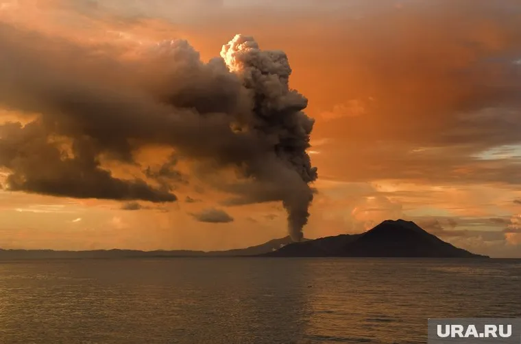 Периодические извержения вулкана наблюдаются с 27 июня