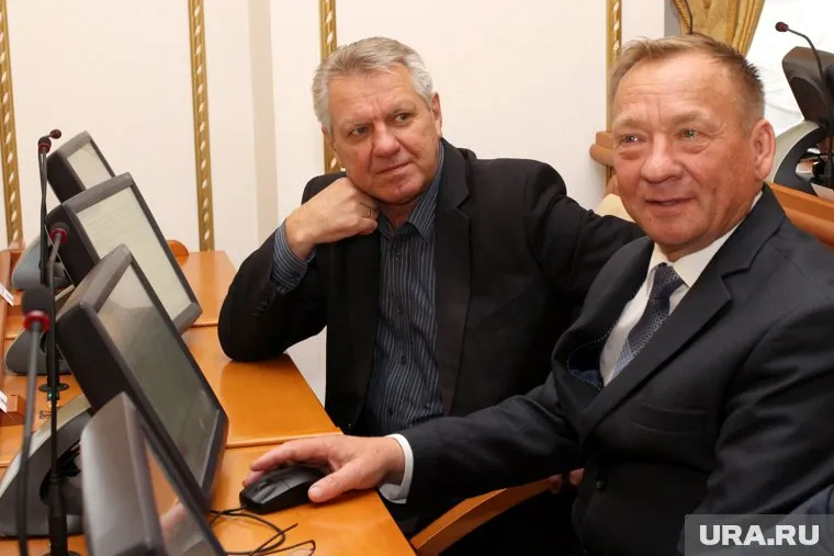 Виктор Шаталин (на фото справа) ушел в отставку по собственному желанию