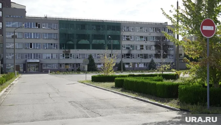 Украинский дрон сбросил снаряд на дорогу рядом с Запорожской АЭС, передает ТАСС