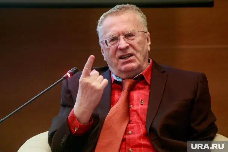 Владимир Жириновский уверен, что должен привиться от коронавируса в числе первых