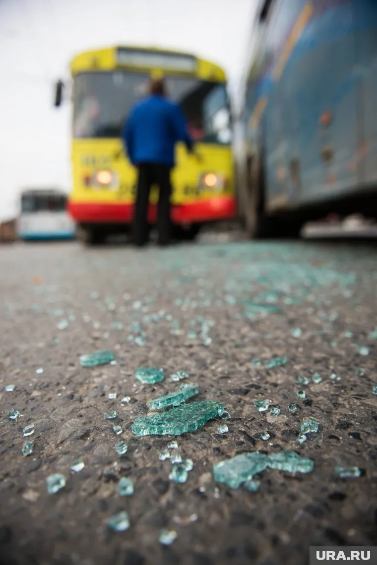 Вахтовый автобус «Самотлорнефтегаза» столкнулся с грузовым автомобилем