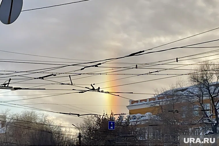 Радуга взошла над городом в морозный день 