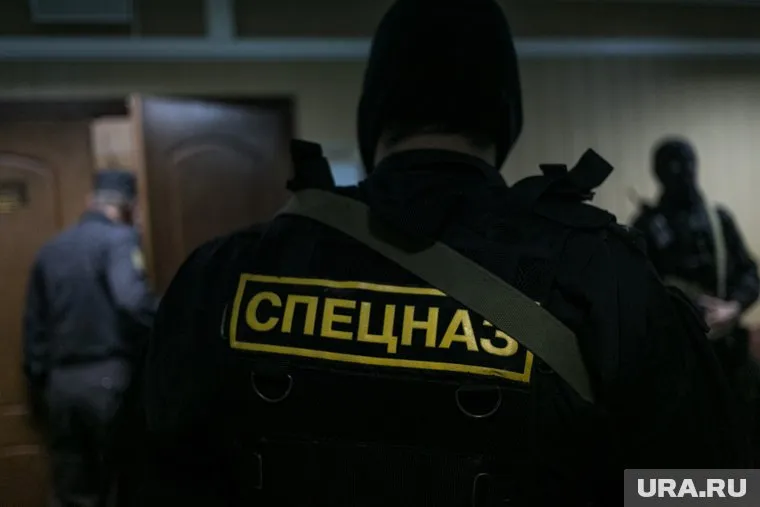 В Нижневартовске трое мужчин похитили сейф с драгоценностями