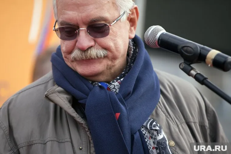 Михалков недоволен выставкой «Пугало стояло в центре вспаханного поля»