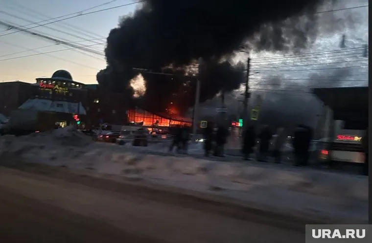 Дым стоит над зданием торгового комплекса «Европа-Азия», к которому примыкает вещевой рынок