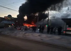 В Челябинске горит крупный вещевой рынок «Восточный город»