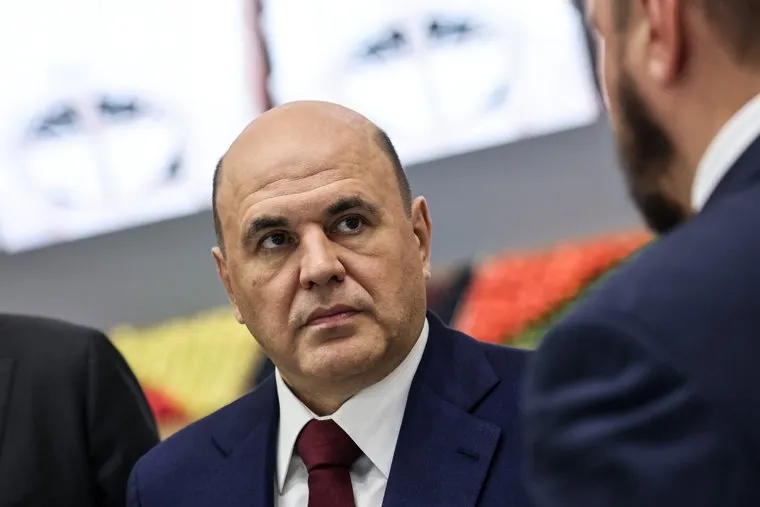 Михаил Мишустин во время посещения выставки " Золотая осень 2022". Москва